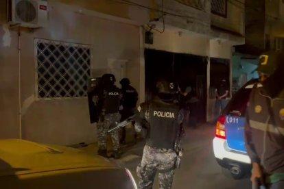 Agentes policiales llegaron a los inmuebles para intervenir en ellos y detener a los implicados.