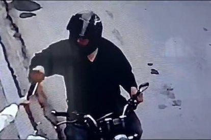 Una cámara de vigilancia captó al hombre asaltando durante las primeras horas de la mañana.