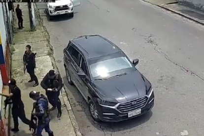 Los cinco sujetos arribaron en un carro blanco. Ellos portaban armas largas.