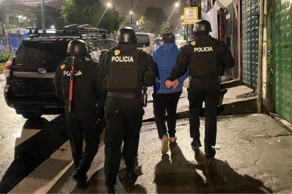 El pregunto organizador de esta trama, según la Fiscalía, es al abogado en libre ejercicio Lenín Vimos, quien se encontraba en la cárcel 4, de Quito, por un proceso de lavado de activos.