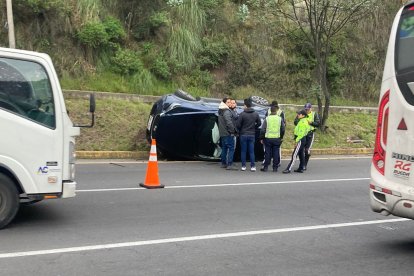El siniestro obligó a que la avenida sea cerrada por la AMT de Quito