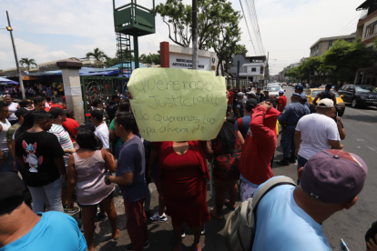 Los comerciantes protestaron para no ser desalojados.