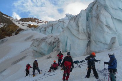 Personal de rescate trabaja en la zona para encontrar a las personas desaparecidas en el nevado del Parque Nacional Cayambe Coca.