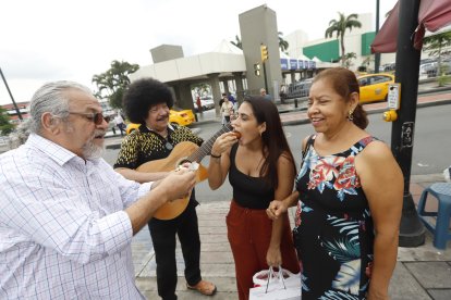 Mayra Sabando aceptó de buena gana el pedazo de maduro con queso y compartió con los artistas.