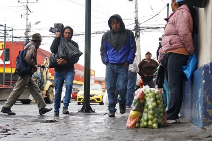 La venta ambulante afuera del mercado central de Cayambe consiste en productos como limones y demás.