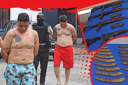 Los fusiles, pistolas, alimentadoras y municiones halladas en una casa de Guayaquil.