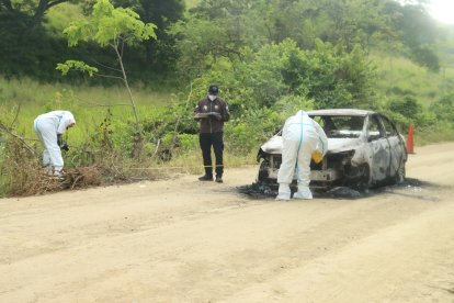 Personal de Criminalística confirmó que los dos cuerpos estaban dentro del vehículo.