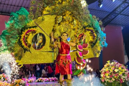 El elaborado traje que lució la representante del barrio Central, Scarlet Peñafiel.