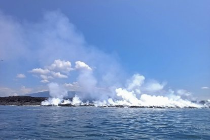 Fotografía cedida este domingo, 7 de abril, por la Dirección del Parque Nacional Galápagos (DPNG) en la que se registró la llegada de la lava expulsada por el volcán La Cumbre al caer al mar, en la isla Fernandina, en el archipiélago de las islas Galápagos (Ecuador).