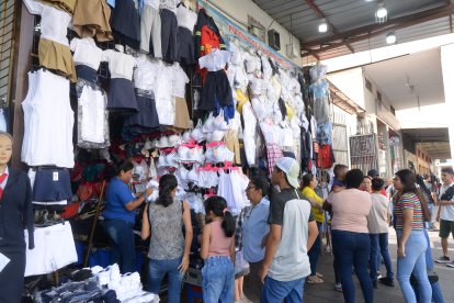 Pese que aún no hay muchas ventas, ya se ven aglomeraciones de personas que preguntan por útiles escolares.