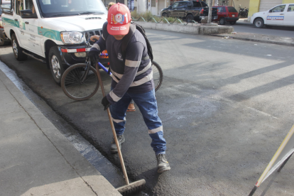 Este lunes, personal de aseo limpiaba las manchas de sangre tras el hecho.