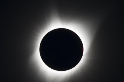 Un eclipse solar se produce cuando la luna tapa al sol.