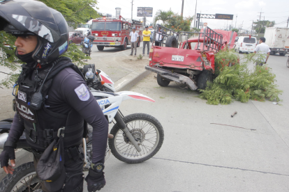 El choque involucró a una camioneta y un camión.