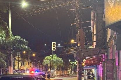 El cadáver del hombre asesinado en la ciudadela Abel Gilbert quedó tendido cerca de locales y carretas de comida.