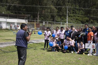 Antonio Defas en acción durante la inauguración de la Liga Barrial San Carlos.