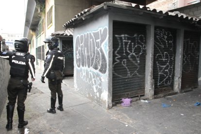 Los policías dicen que constantemente sacan de los locales abandonados a indigentes que hacen sus ‘casas’ y que dejan todo lleno de desperdicios.