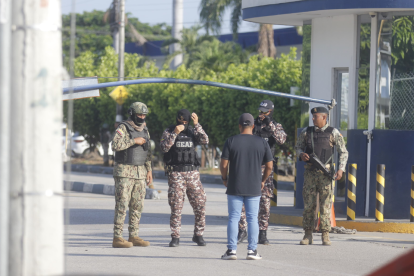 El resguardo militar se mantiene en el exterior del hospital Naval.