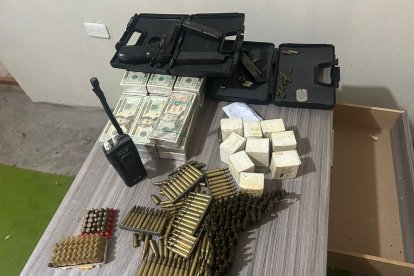 Las municiones, los explosivos y el dinero fueron decomisados como indicios.