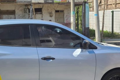 El auto de la víctima recibió varios impactos de bala.