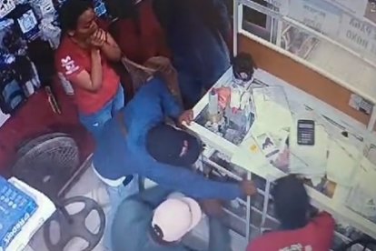 Los rateros amenazaron a la cajera y se llevaron la mercadería.