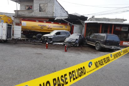 El tanquero ocasionó daños a vehículos y viviendas.
