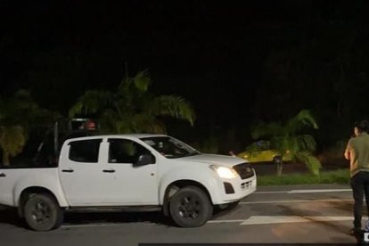 En esta camioneta blanca viajaba la víctima que fue baleada.