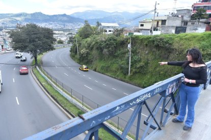 Sandra López recorre el lugar donde hallaron el cadáver de su hijo, para buscar cámaras que le den más detalles del trágico evento.