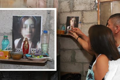 La imagen reposa sobre un altar en la sala de la casa de los padre de la joven secuestrada.
