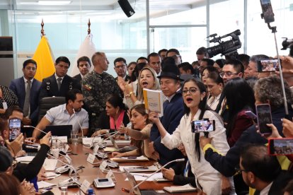Legisladores correístas, como Viviana Veloz (vestido blanco), mostraron su disgusto en la comparecencia hecha en la Comisión de Relaciones Internacionales.