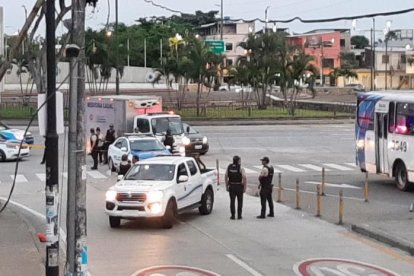 En la zona se agruparon agentes policiales para acordonar el área y buscar posibles indicios.
