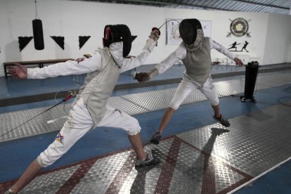 Aguinaga durante uno de los entrenamientos del equipo ecuatoriano de esgrima, en el club de la Policía Nacional en Quito.