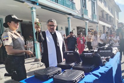 La dotación entregada a la Policía Nacional en Loja recibió la bendición.