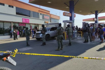 En una gasolinera de Manta fue asesinado un hombre.