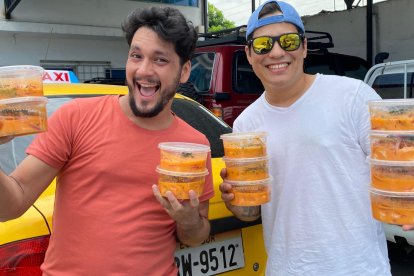 Felipe Loco Crespo con su amigo Bryan León tienen un emprendimiento de venta de ceviches y otras especialidades en mariscos.