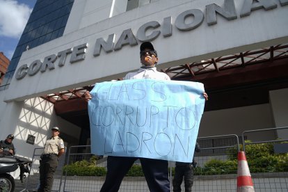 La gente que estaba en contra de Jorge Glas se hizo presente afuera de la Corte Nacional de Justicia.