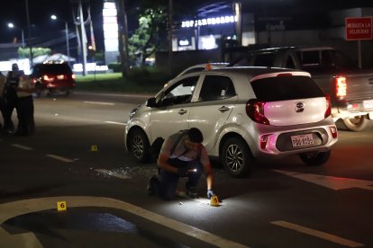 Agentes policiales recabaron indicios balísticos en el vehículo y en sus alrededores.