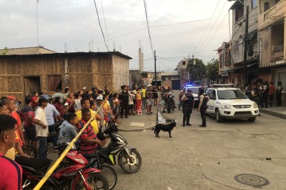 Varios moradores indicaron a la policía que vieron a dos motociclistas en el sitio.