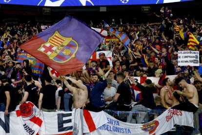 Hinchas del Barcelona de España durante le partido con el PSG por los cuartos de final de la Champions League.