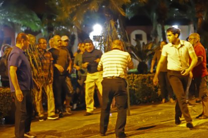 Uno de los moradores lanzó el primer golpe al antiguo administrador.