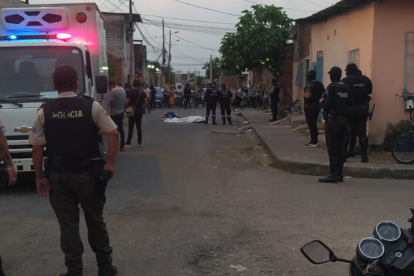 Policías acudieron al sitio para impedir el paso a los curiosos hacia los cadáveres y recabar indicios.