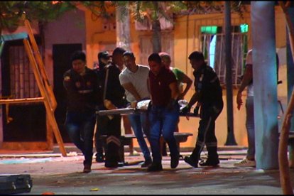 Los cuerpos fueron embarcados en el carro de Medicina Legal y llevados a la morgue.