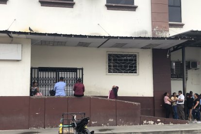 La joven continúa hospitalizada con su bebé.