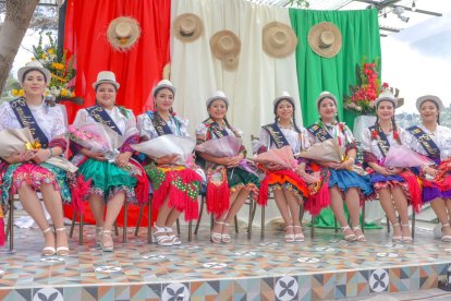 Las ocho candidatas, con su vestimenta, convocaron a no olvidar las tradiciones de sus familias.
