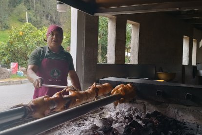 El plato de cuy asado va con arroz dorado, papas al jugo, mote y ají.