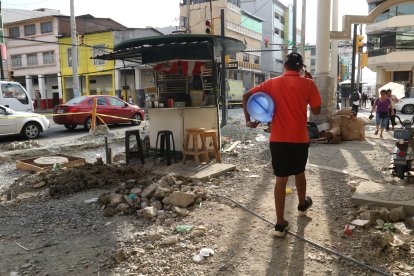 En el quiosco de Marcia Rivas no hay dónde sentarse por las calles dañadas.