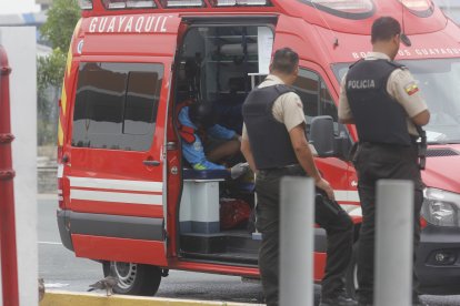 Paramédicos en ambulancias llegaron a la estación de combustible para asistir a los ciudadanos.