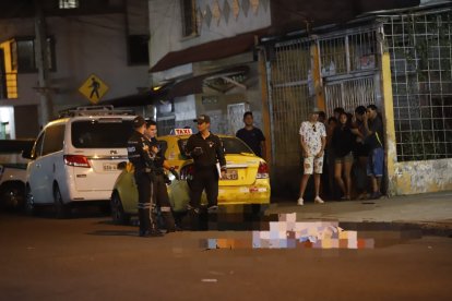 El ciudadano quedó tirado y sin vida en la calzada. Su padre llegó a confirmar la impactante noticia.