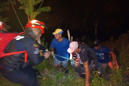 El traslado hacia el lugar del femicidio demoró tres horas. Se usó una canastilla para sacar la.