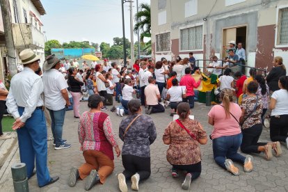 La gente que llegó hasta la Diócesis de Daule se arrodilló para orar a Dios y mostrar su inconformidad por el traslado del párroco.