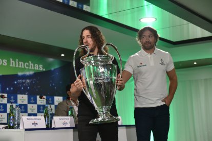 Carles Puyol y Diego Lugano en Quito con el trofeo de la UEFA, también conocido como la ‘orejona’.